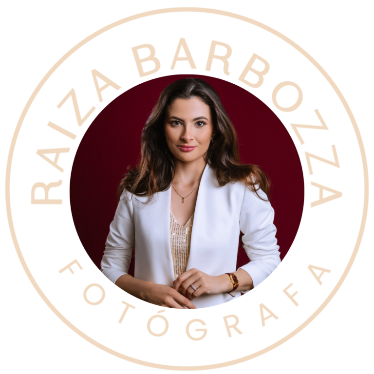Raiza Barbozza Fotógrafa: logótipo circular bege com retrato.
